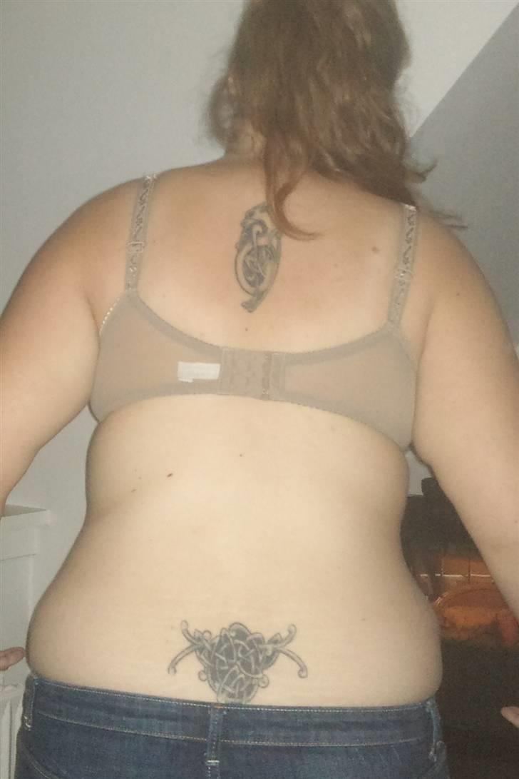 Mit Gastric Bypass forløb - 12.December.
Min veninde måtte bare tage et billede af mig bagfra da det gik op for hende, at jeg ikke havde nogen rygdeller mere...
Det føles skønt at ha' en snart "normal bagside" :-D billede 6