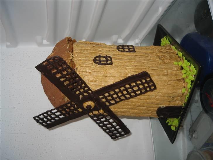 Kager - Irish coffee kage pyntet med smørcrem og chokolade.

Lavet til møllensdag den 21.06.2009 billede 1