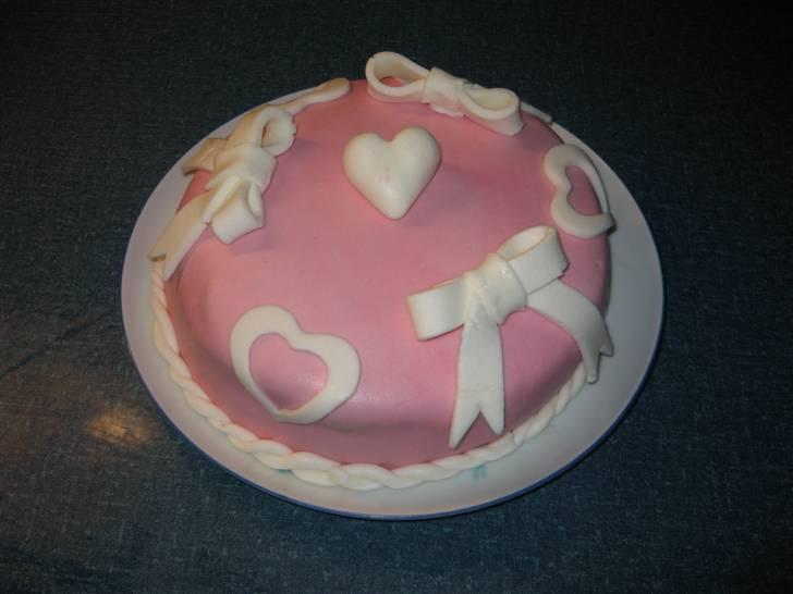 Kager - Min første kage pyntet med MMF :-)

Den 06.12.2009 billede 2