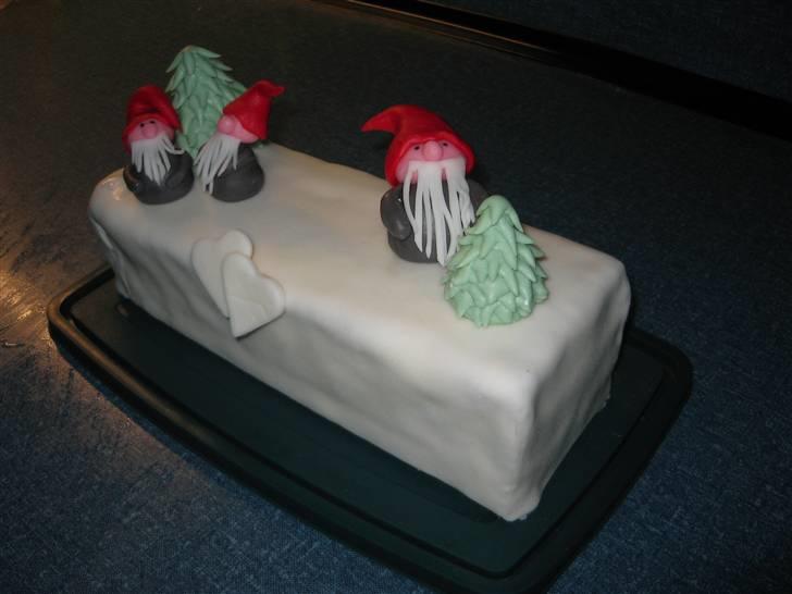 Kager - Sirupskage med vanilliesmørcream og pyntet med MMF billede 5