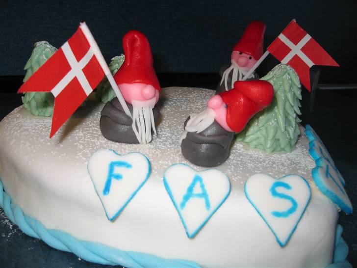 Kager - Sirupskage med vanillie- og chokoladesmørcream. Pyntet med MMF billede 7