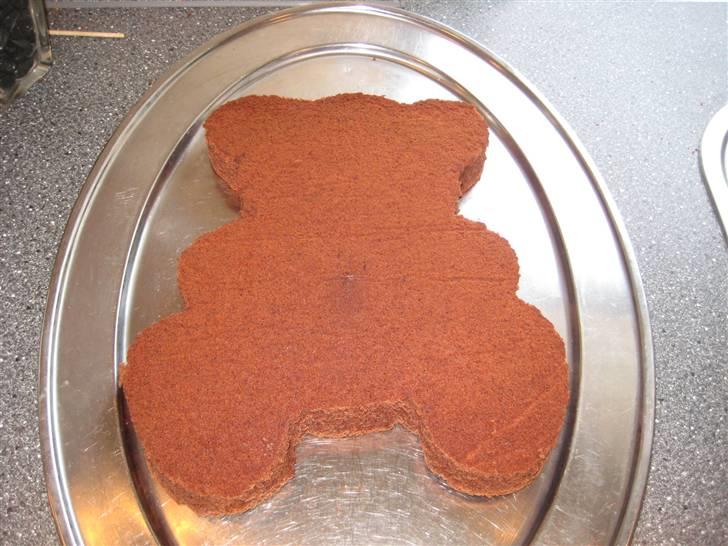 Bamsekage - Så er bamsen skåret ud .... billede 2