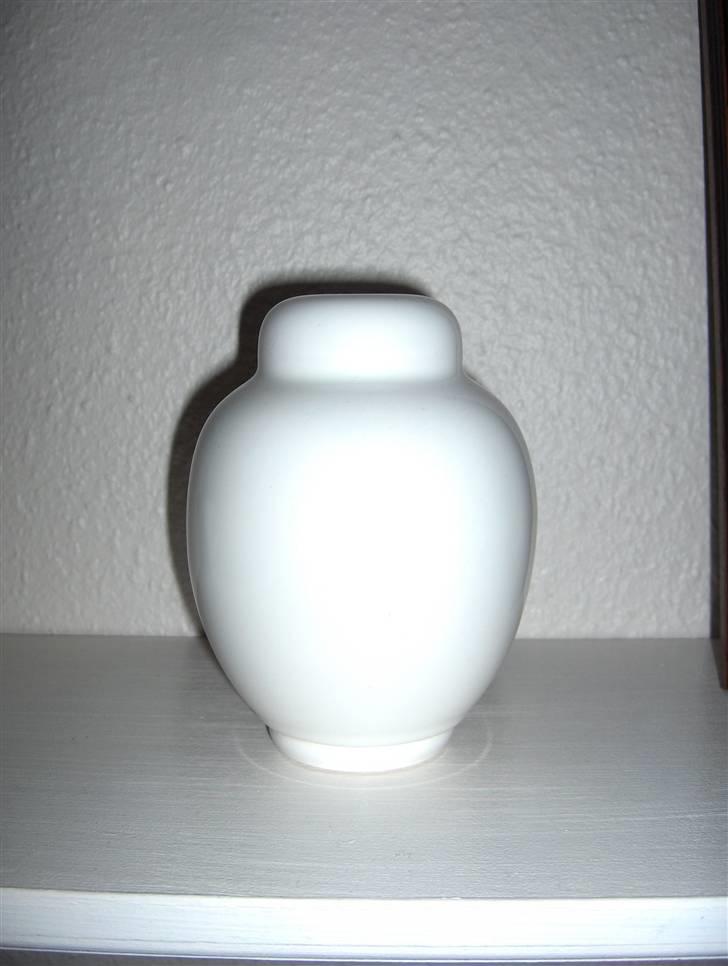 Vi ses igen..... - 
Marcos urne - en lille hvid, glaseret urne, der er lukket i bunden. billede 1