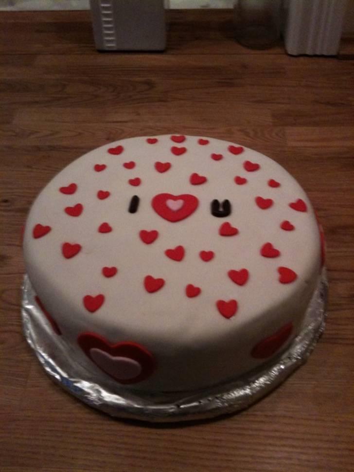 Kage - Min allerførste forsøg udi fondant-kage-bageri. Ikke helt vellykket, men den smagte godt. billede 3