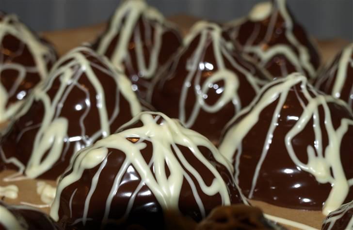 Kage og søde ting - Og så lige det sidste touch. hvide chokolade striber. nam nam<3 billede 5