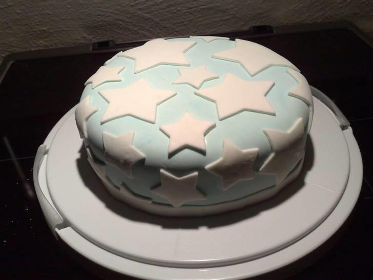 Mine fondant kager - Den allerførste fondant kage :) Rimelig spontan beslutning, så den er overtrukket med hjemmelavet MMF farvet med frugtfarve... Gør det aldrig igen :) billede 2