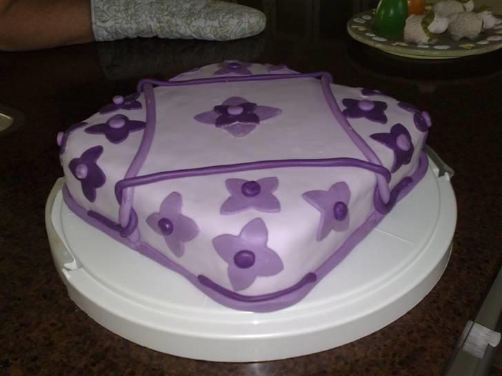 Mine fondant kager - Kage nr. 2. Chokolade kage m hindbær mousse og choko-kokos fyld. billede 3