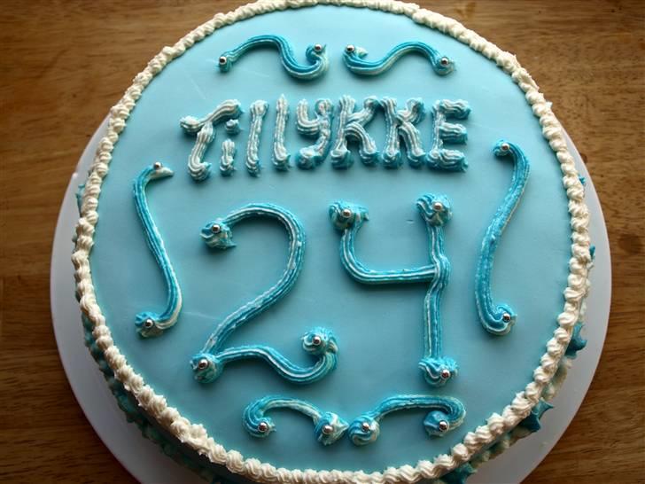 Kage og søde ting - En kage til min storebror :D det er min anden første fondant kage. den ser måske ikke ud af meget, men er stolt :) billede 9