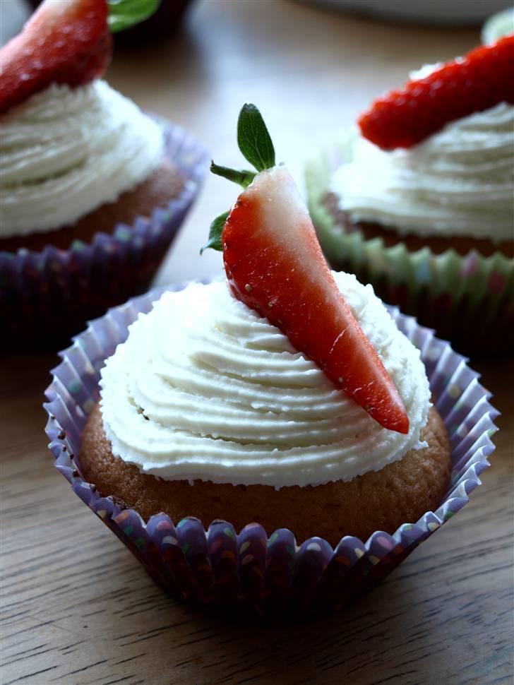 Kage og søde ting - Marcipan cupcake med hvid chokolade creme og friske jordbær billede 12
