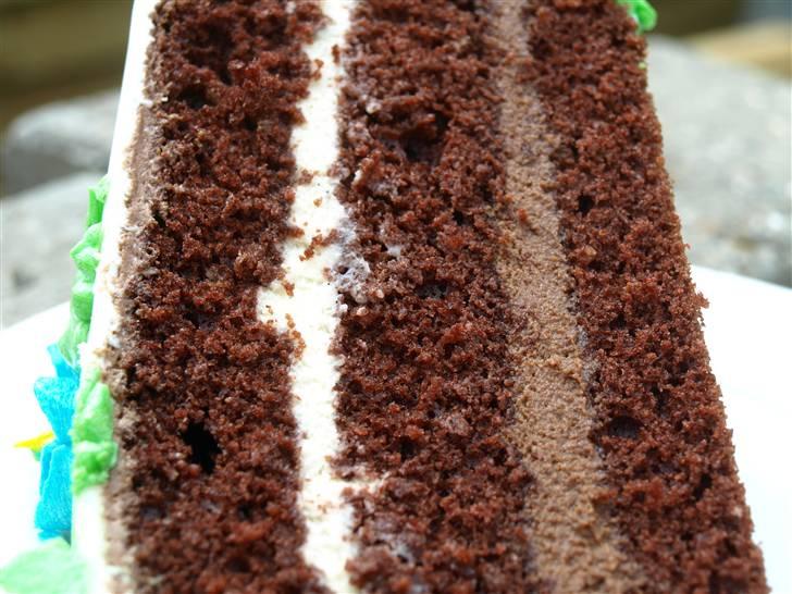 Kage og søde ting - Fyldet er chokoladekage med vanille mousse, chokolade mousse og smurt op med nutella smørcreme og tilsidst - overtrukket med sugarpaste billede 17