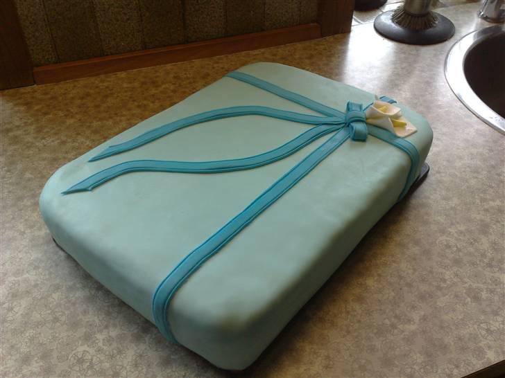 Mine fondant kager - Kage til Pao's konfirmation :) Han blev glad for den og den fik ben at gå på :) billede 12