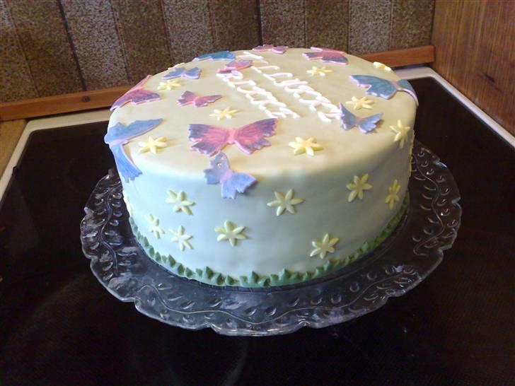 Mine fondant kager - En kage til Rikkes fødselsdag. Den blev hun glad for :) Cholkolde kage med mørk og hvid trøffel creme :) Mums mums mums...!!! billede 21