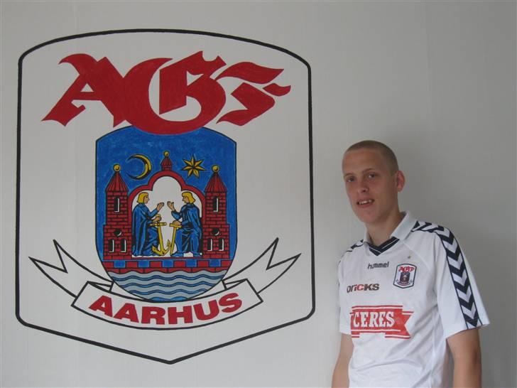 Blyantstegninger - Lidt anden stil - første vægmaleri, kærestens ønske, han er 2m, sætter størrelsen i perspektiv. Malet juli 2010 billede 2