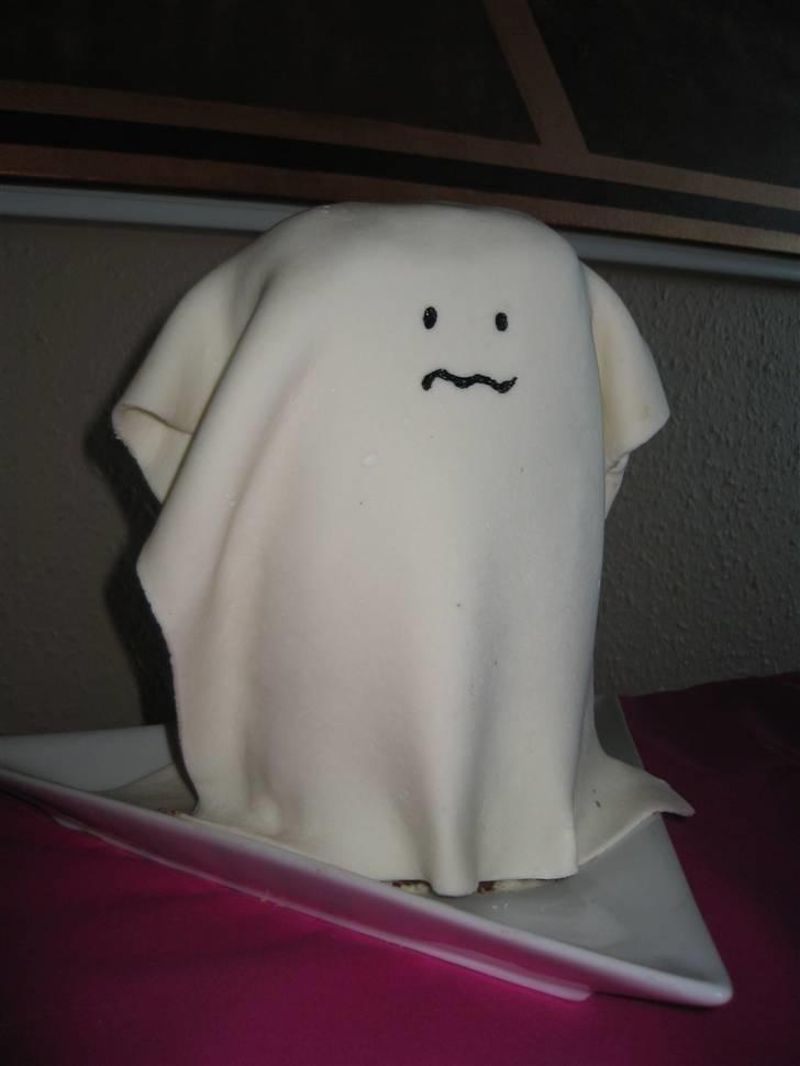 Kager - Spøgelsekage, til familie suppekomsammen 2010 :-) 

Det er hvidebunde med kokosfyld og smurt op med cocoladesmørcrem og pyntet med MMF. billede 19