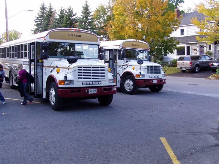 Min tur til Canada - Hver dag når vi enten skulle ud og se noget eller hvis vi skulle ud og synge koncert så foregik det i sådan nogle busser. Og JEP! Rigtige amerikanske skolebusser der bumler når de kører (de var dog ikke gule, eller jo nogle af dem var faktisk!) .. og det var skam også sådan nogle bumlebusser vi kørte fra Toronto til Ottawa i..! Ikke ligefrem de mest komfortable busser. billede 3