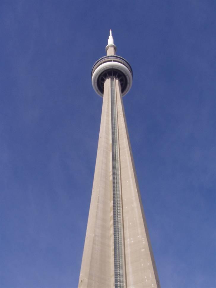 Min tur til Canada - Ingen Canada uden CN Tower, så selvfølgelig skulle vi derop! ;o) Det er da klart. Elevatoren i tårnet kører så hurtig at man føler man bliver presset i gulvet! Og så er den endda gennemsigtig så du har den fedeste udsigt mens du kører op også! .. Og så var udsigten deroppe fra jo selvfølgelig fantastisk!! Noget af gulvet oppe i tårnet er gennemsigtigt så man kan stå i 553 meters højde og kigge ned på de folk som går nede på jorden! Det er vildt! billede 4