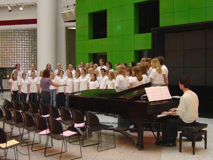 Min tur til Canada - Så er vi inde og kigge på tv-stationen CBC. Og derinde skulle vi også lige give en koncert til alle dem som gad at høre det :o) .. der var nok 6 etager inde i den bygning og rundt omkring på alle etagerne stod der folk og kiggede ned på os mens vi sang :o) billede 8