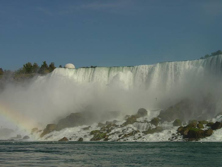 Min tur til Canada - Det første af vandfaldene. Det vandfald der ligger på den Amerikanske side. Hele vejen langs siden af det var der bygget en lille trætræppe (på klippen) som folk kunne gå op og ned af. billede 10