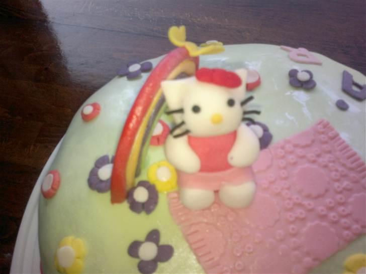 Kager - Hello kitty kagen Alfa havde med i dagplejen, til fejring af hendes 2 års fødselsdag. Klassens time-kage med jordbær-mousse, smurt op med neutral-mousse. billede 70