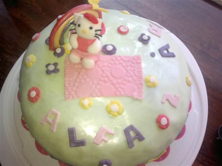 Kager - Hello kitty kagen Alfa havde med i dagplejen,til fejring af hendes 2 års fødselsdag Klassens time-kage med jordbær-mousse, smurt op med neutralmousse. billede 71