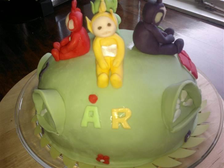 Kager - Teletubbie kagen til Alfas 2 års fødselsdags fest. Lagkage med toblerone-mousse og jordbærmousse. smurt op med neutral-mousse billede 72