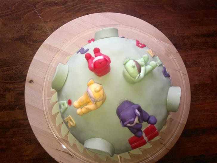 Kager - Teletubbie kagen til Alfas 2 års fødselsdags fest. Lagkage med toblerone-mousse og jordbærmousse. smurt op med neutral-mousse billede 73