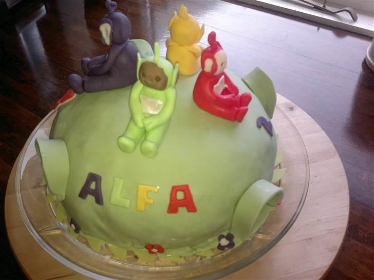 Kager - Teletubbie kagen til Alfas 2 års fødselsdags fest. Lagkage med toblerone-mousse og jordbærmousse. smurt op med neutral-mousse billede 74