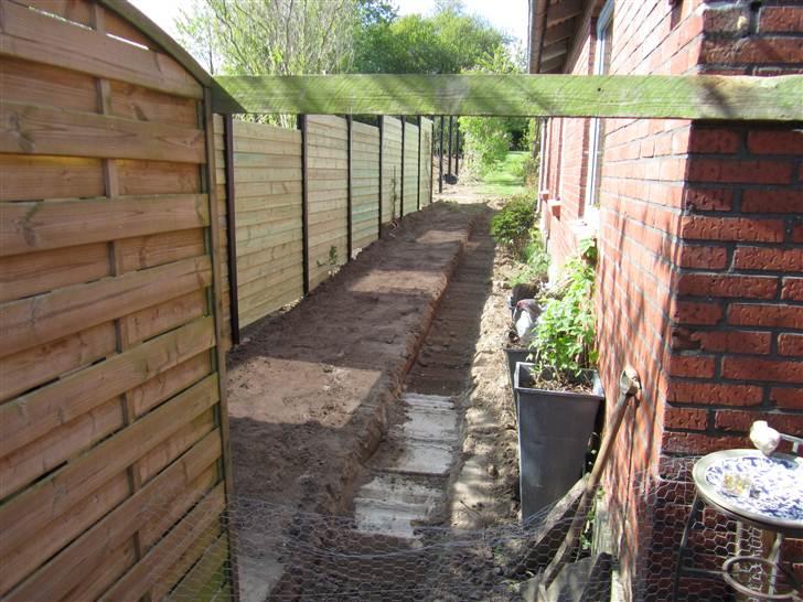 Naboprojekt - hegn/have - så er der rette af og gravet rende til flisegang billede 16