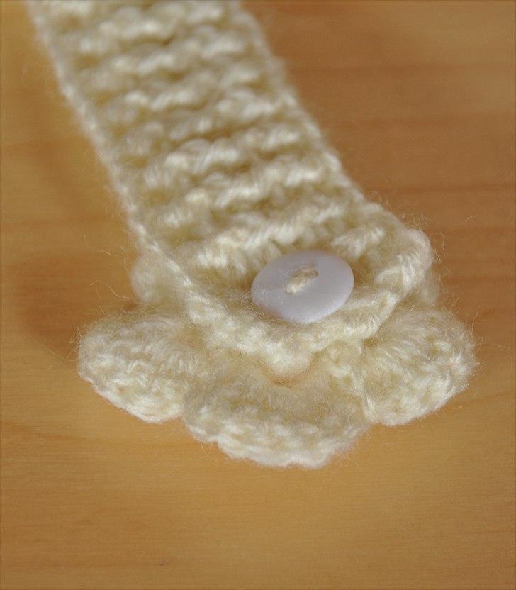 Hæklede sager - Har valgt at sætte knappen inderst og en hæklet blomst yderst - giver et meget pænere resultat synes jeg =) billede 2