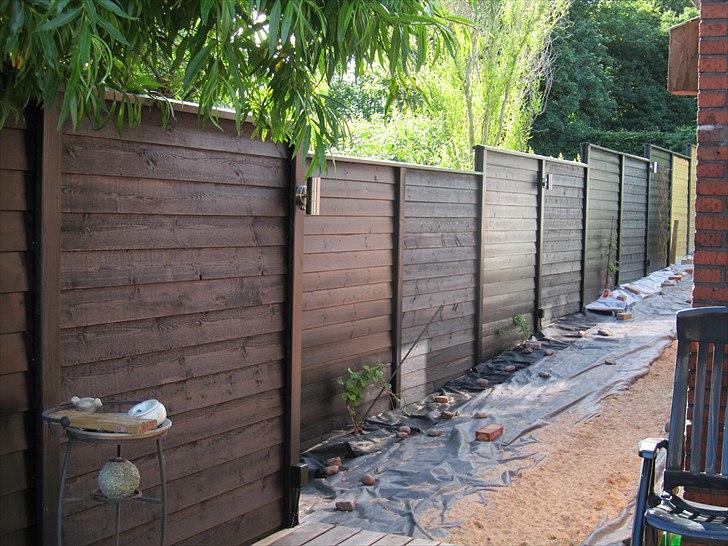 Naboprojekt - hegn/have - halvfærdig med at male de 50 m hegn på billederne ser det lidt underligt ud, men det er altså kulsort :) lysene er sat til, og det giver et vildt hyggeligt lys når det bliver mørkt :) billede 21