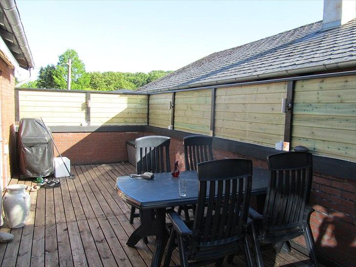 Naboprojekt - hegn/have - denne del af terrassen venter vi lige med at male, til det har stået og luftet lidt, pga empregnering - gulvet skal også være sort :) billede 24