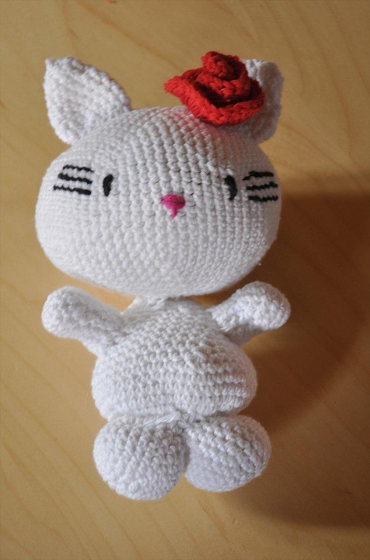 Hæklede sager - Hello Kitty Doll.. Med fejl og hele svineriet *GG* billede 9