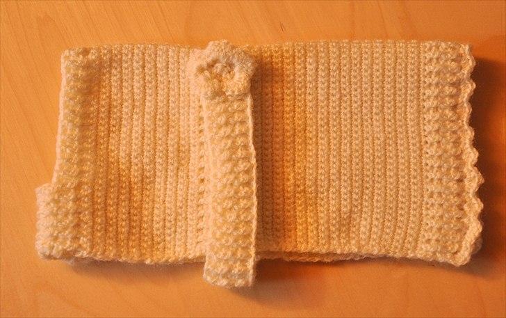 Hæklede sager - Dækken med åben front og uden halsstykke.

Måler 30 cm i ryggen =) billede 10