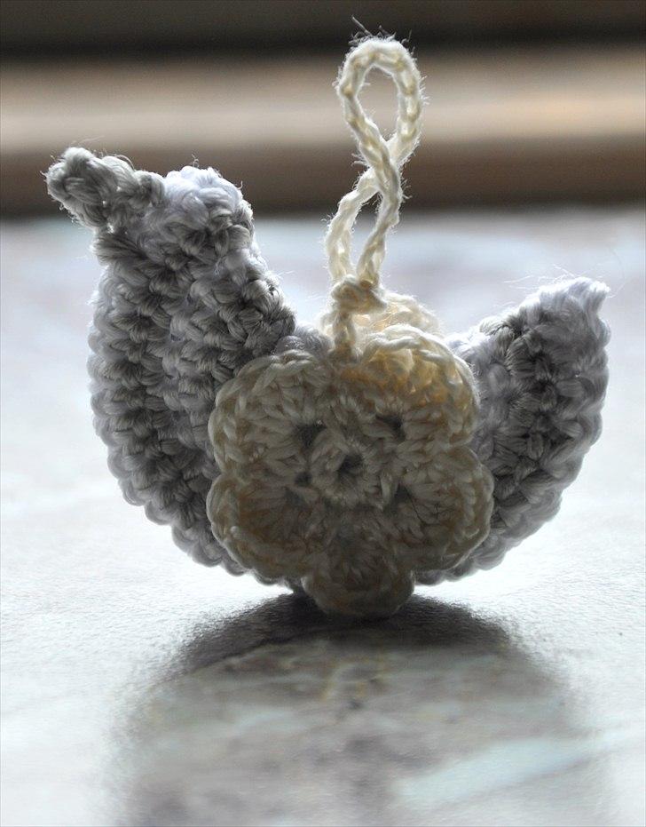 Hæklede sager - Til uro / barnevognspynt / sødt pynt i troldegren.

Fugl i blankt garn, ca 5 cm, vingerne i råhvid hæklegarn ca 2 cm i diameter =) billede 32