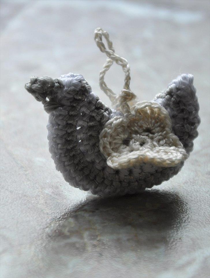 Hæklede sager - Vingerne er kun hæftet for oven, giver et sødt look =) billede 33