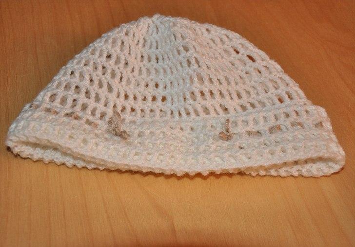 Hæklede sager - Huen har oprullet kant, hæftet med bånd og små sløjfer =) billede 35