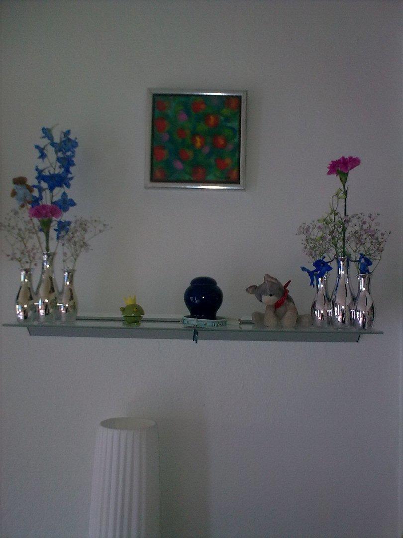 Blandede billeder - micki s hylde med hans urne på,og blomster ,der er en bamse i den ene blomst,blomster købt på 1 års dagen d,12/7-2011 1 år siden jeg mistede ham :O((( billede 24