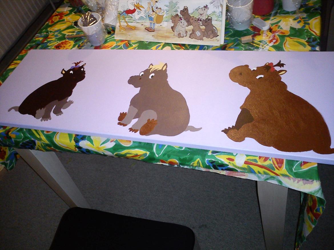 Baby-flodheste 30/8 2011 - 27/8 2011. Jeg er lidt under tidspres, da jeg havde et andet billede der skulle være færdigt først, og så skal jeg både lave lagkager og trøfler til barnedåben også, samt jeg har yderligere en bestilling på to lagkager til torsdag, og så startede studiet i går (har heldigvis fri i dag... :)) billede 3