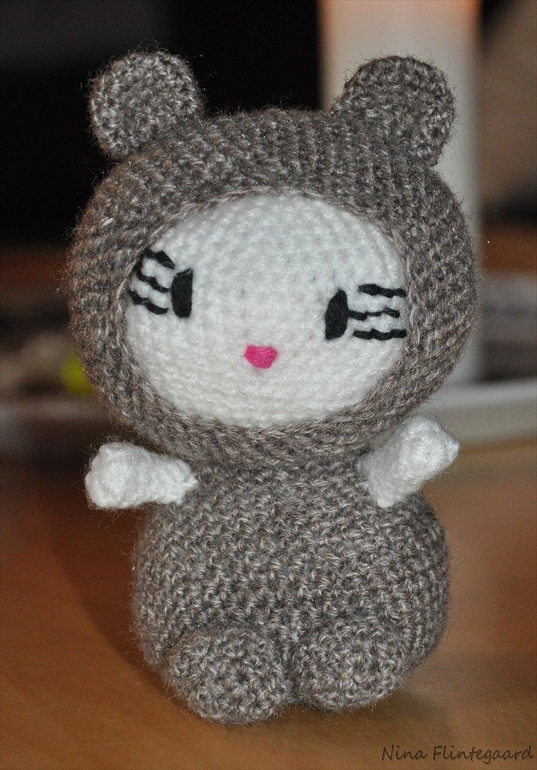 Hæklede sager - Hello Kitty forklædt som bjørn =)

Uanset hvad hun tager på, så er hun det mest bedårene væsen i verden ; ) billede 70