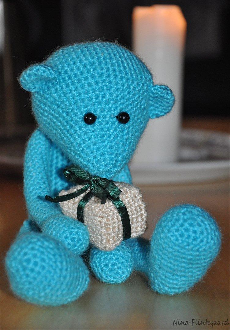 Hæklede sager - "Tillykke med din fødselsdag" siger den her fidus; han er en gave til min nevø =) billede 71