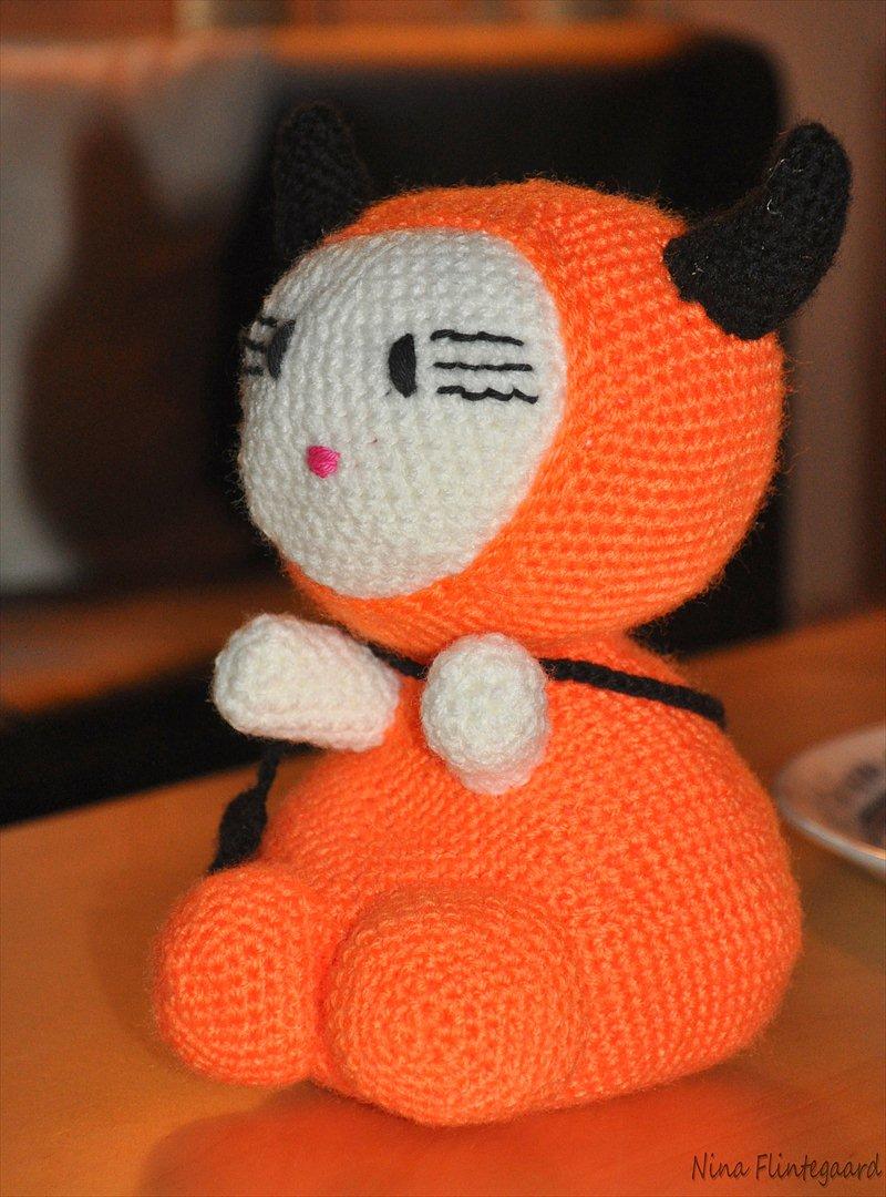 Hæklede sager - Orange "Hell" kitty =)

Hun er ca 20 cm fra hoved til mås, ca 23 med horn =) billede 76