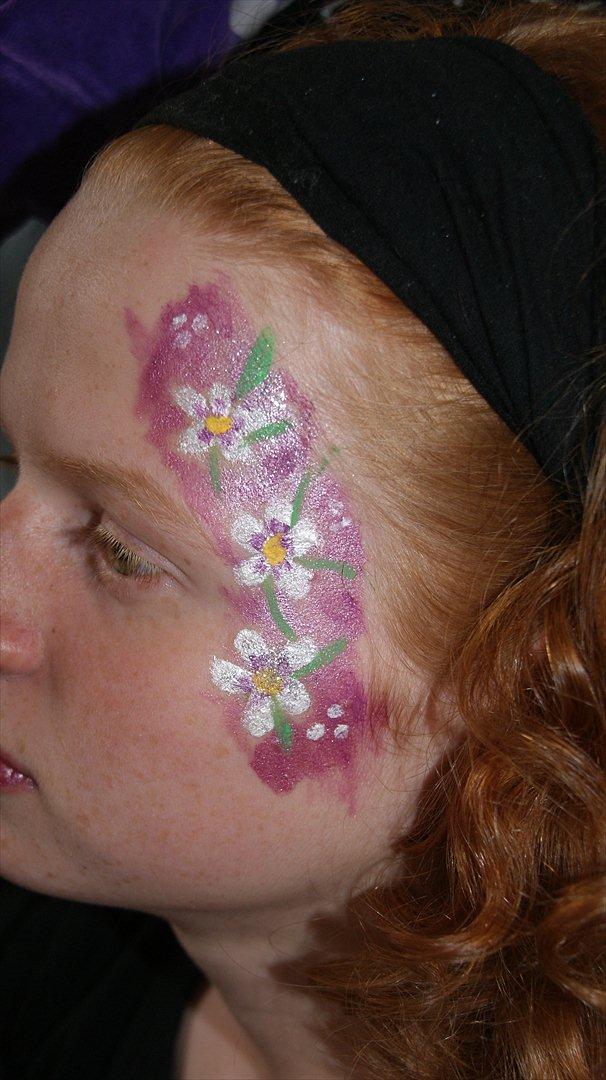 Ansigtsmaling - Min lillesøster Nanna med blomster på kinden. billede 2