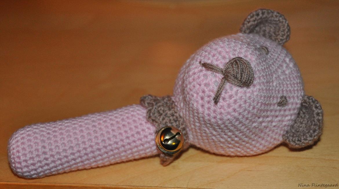 Hæklede sager - Ranglen - Bjørnen Benjamin - har en bjælde og lyden er sart og fin =) billede 89