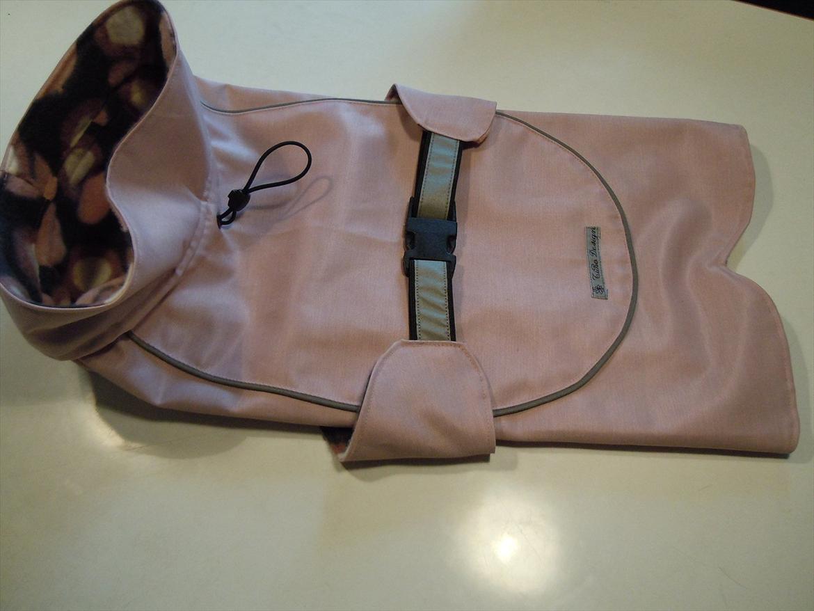 Løbetidsbukser og dækkener - Dækken syet i sart rosa bævernylon m/mønstret fleecefoer. Er vind- og vandafvisende. 

ER SOLGT billede 14