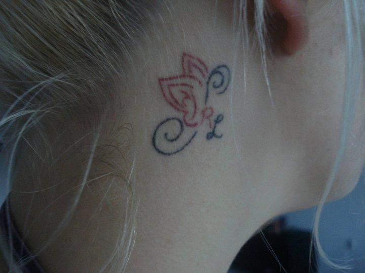 Mine Tattoos - Tattoo bag øret. (mine intialer) lavet af david fra art'n tattoo viborg.  billede 3