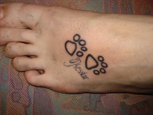 Mine Tattoos - poter på foden optegnet af min kæreste.. min første hunds navn skrevet derunder af david.  billede 5