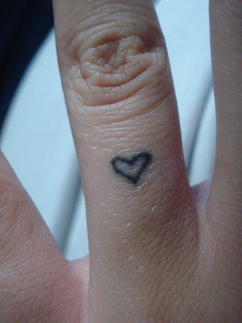 Mine Tattoos - et hjerte under forlovelses ringen lavet af min kæreste :) billede 7