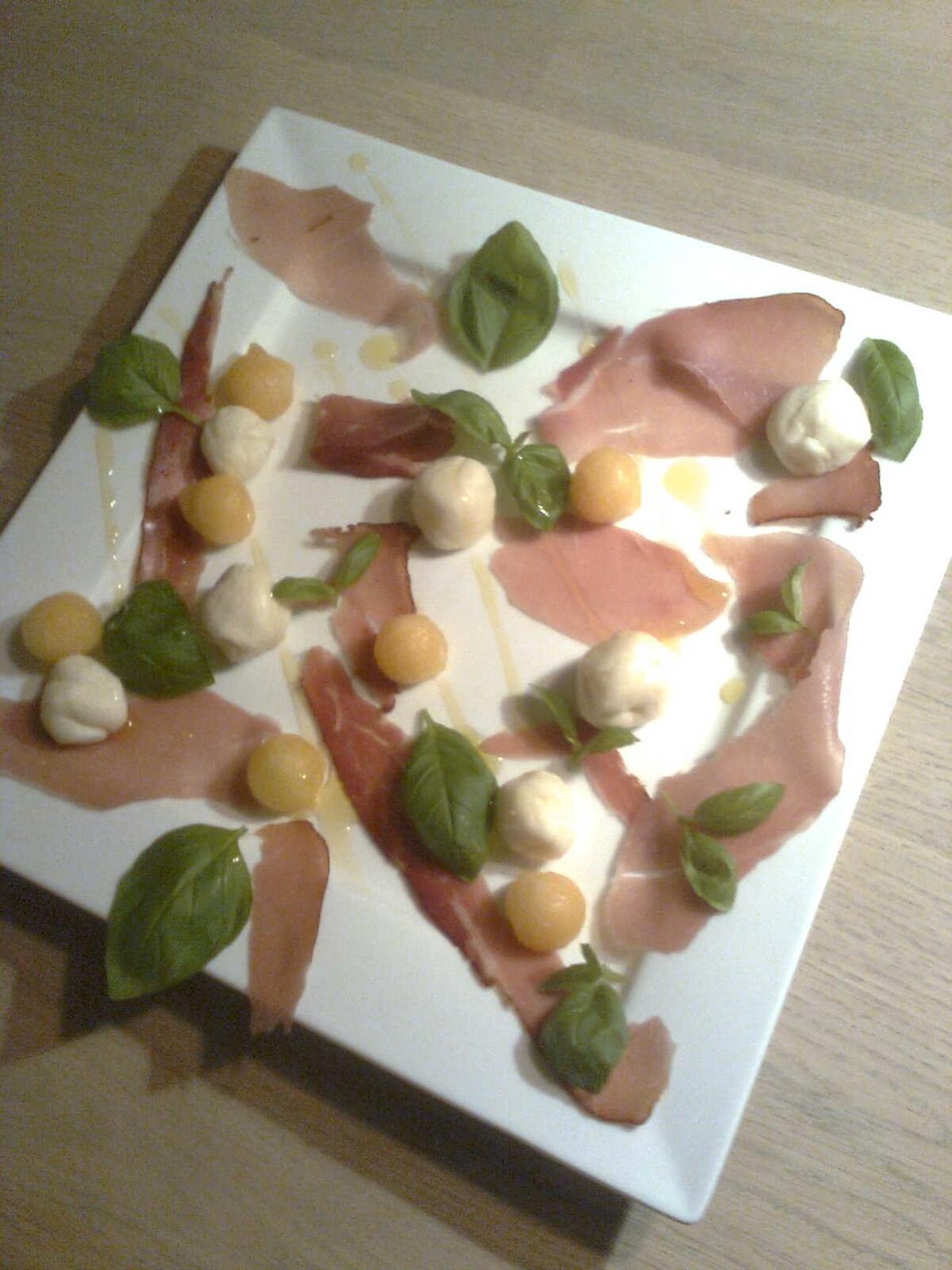 kemi-mad:-) - melon med skinke og mozarella! -Dette er ikke så molekylært, bortset fra at de små mozarella-kugler er hjemmelavede! billede 1