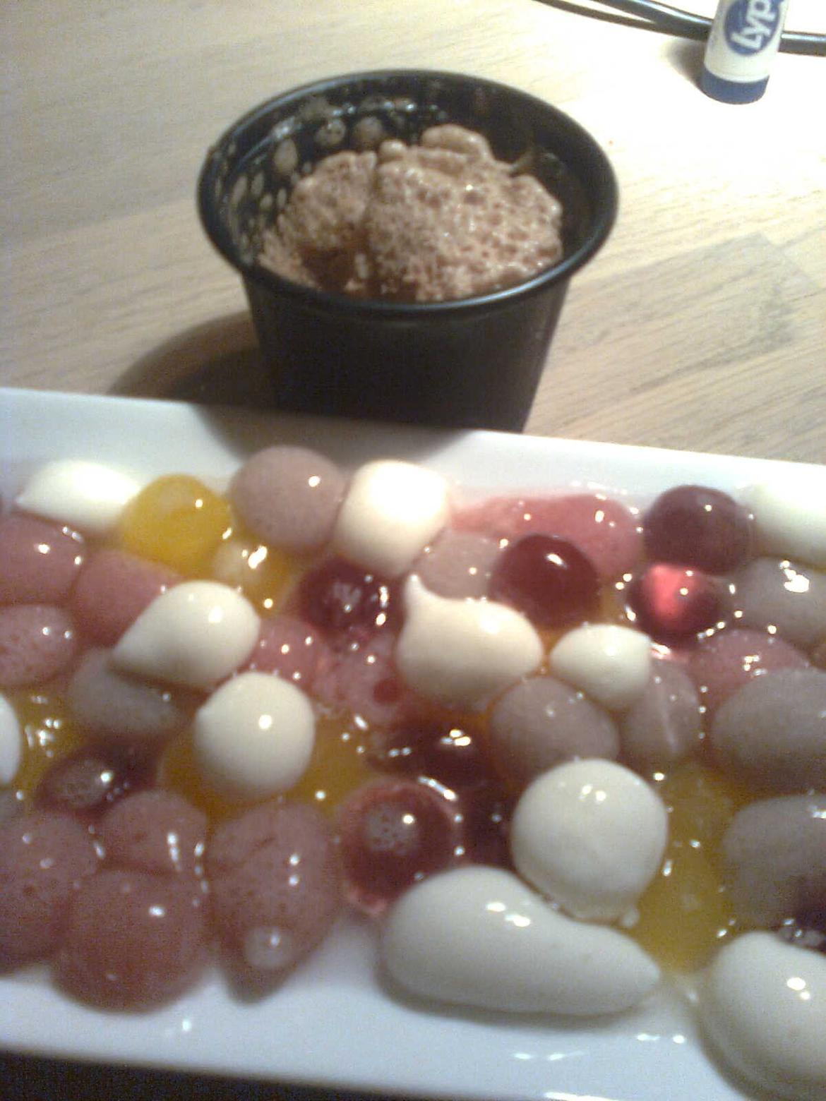 kemi-mad:-) - Chokolade-skum og små halv-mislykkede sfærer med hhv vanilje-yoghurt, hindbær, appelsin, solbær og banan. billede 4