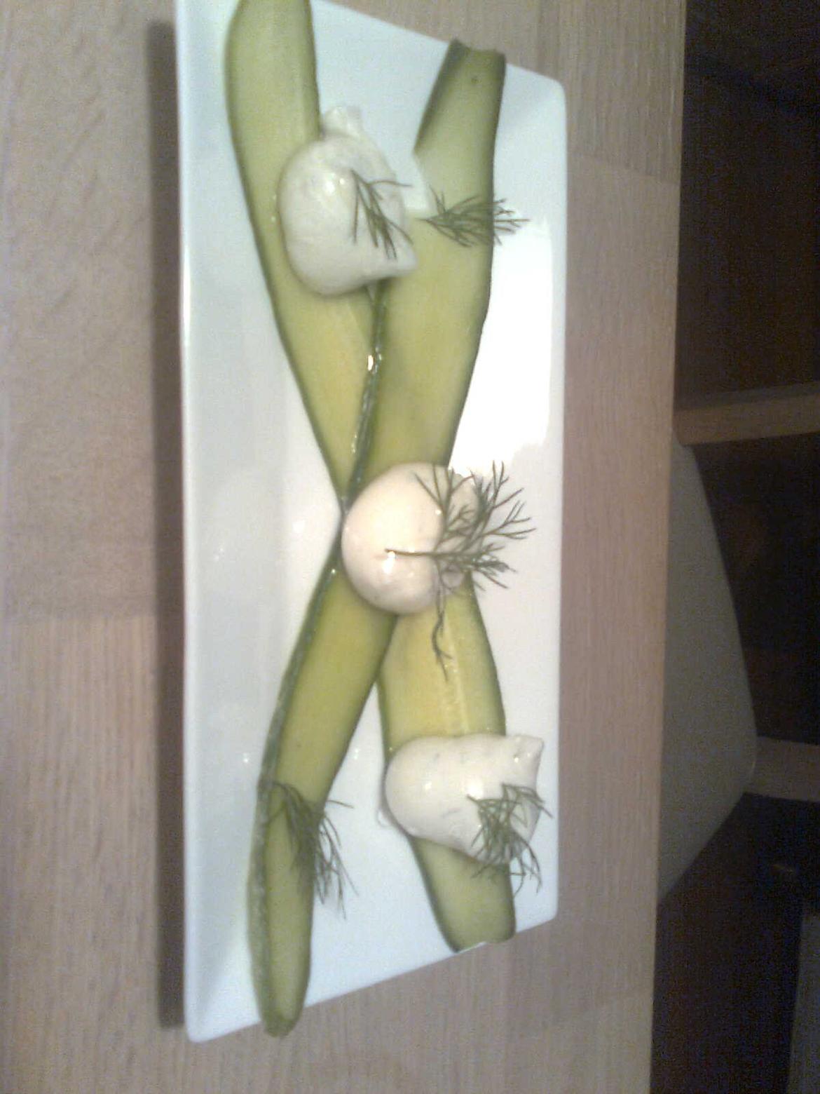 kemi-mad:-) - dekonstrueret tzatziki - med yoghurts/dild/citrons-sfærer billede 6